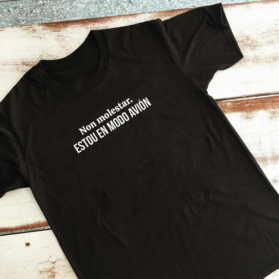 Camisetas en galego con mensaxes divertidos - Estou en modo avión, non molestar.